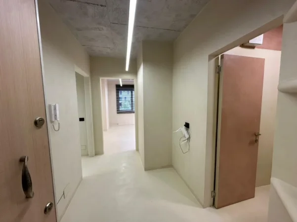 Tirane, jepet me qera ambjent biznesi Kati 1, 66 m² 800 € (Rruga Anton Lufi)