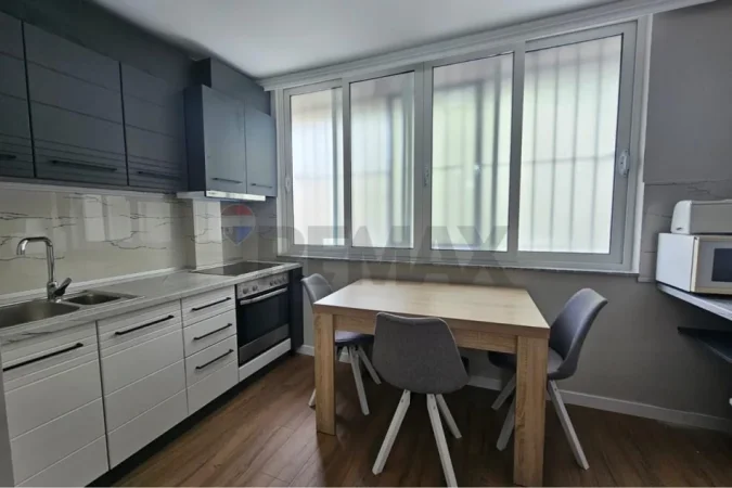 Tirane, jepet me qera apartament 2+1 , 100 m² 800 € (Bllok)