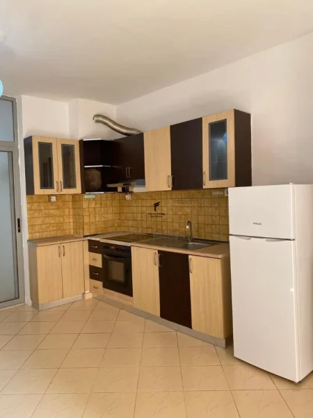 Tirane, jepet me qera apartament 1+1 Kati 2, 72 m² 350 € (YZBERISHT)