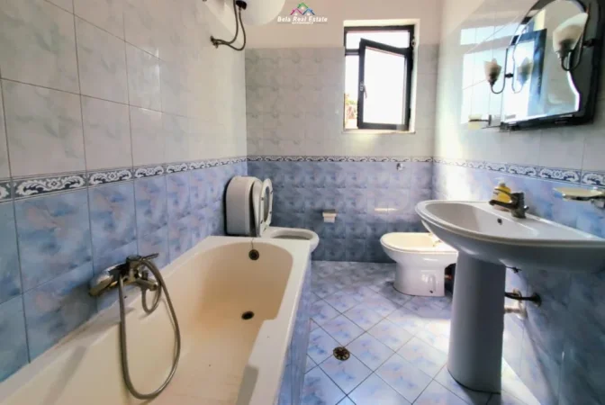 Tirane, jepet me qera Vile 2+1 Kati 2, 97 m² 620 € (Rruga e Durresit)