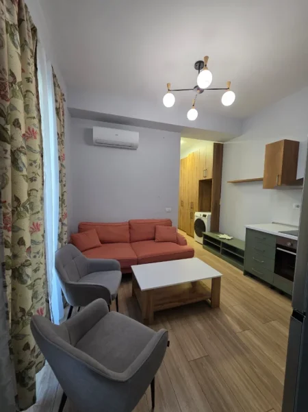 Tirane, jepet me qera apartament 1+1 , 450 € (Rruga Ali demi)