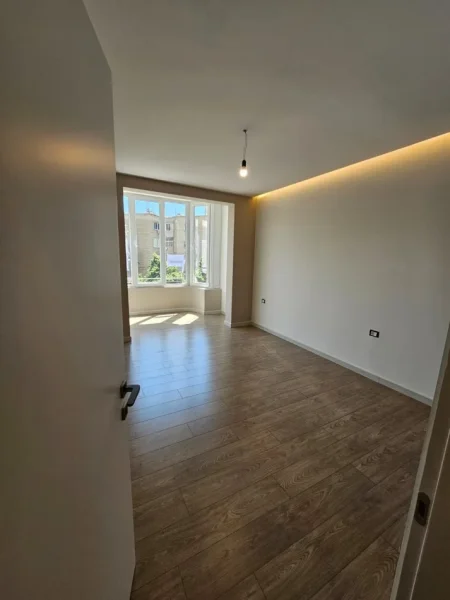 Tirane, jepet me qera apartament 2+1 Kati 3, 850 € (Inxhinieria e Ndertimit)