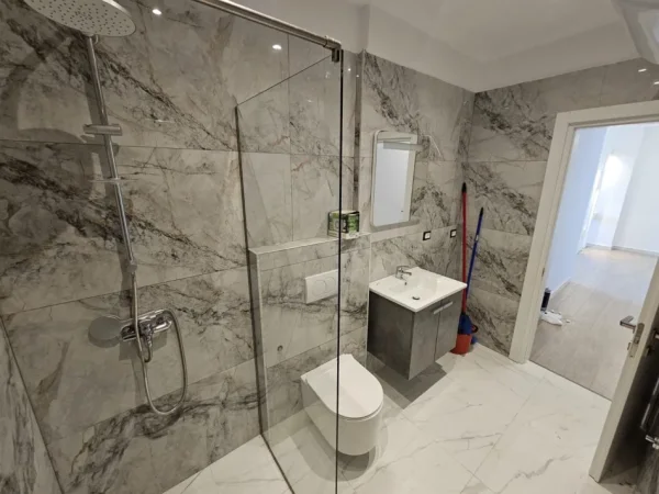 Tirane, jepet me qera apartament 2+1 Kati 3, 850 € (Inxhinieria e Ndertimit)
