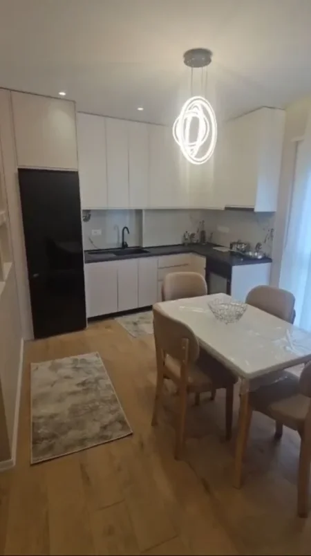 Tirane, jepet me qera apartament 2+1 Kati 4, 950 € 