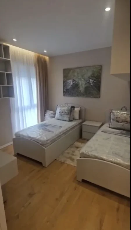 Tirane, jepet me qera apartament 2+1 Kati 4, 950 € 