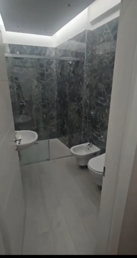 Tirane, jepet me qera apartament 2+1 Kati 4, 950 € 