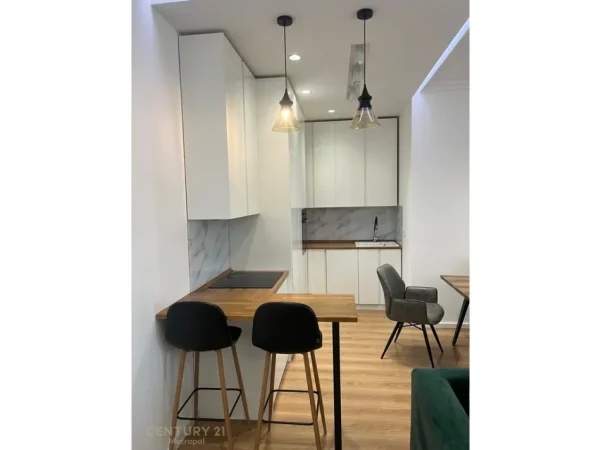 Tirane, jepet me qera apartament 1+1+Ballkon Kati 8, 75 m² 500 € (astir)