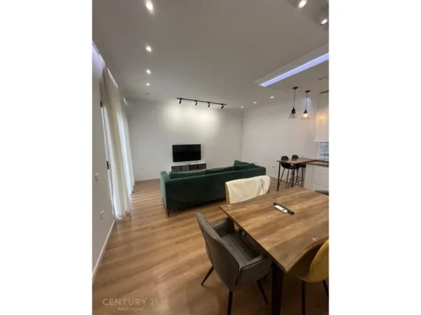 Tirane, jepet me qera apartament 1+1+Ballkon Kati 8, 75 m² 500 € (astir)