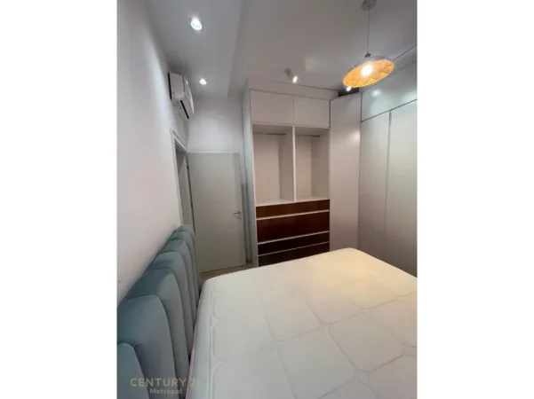 Tirane, jepet me qera apartament 1+1+Ballkon Kati 8, 75 m² 500 € (astir)