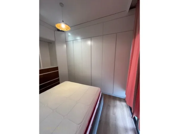 Tirane, jepet me qera apartament 1+1+Ballkon Kati 8, 75 m² 500 € (astir)