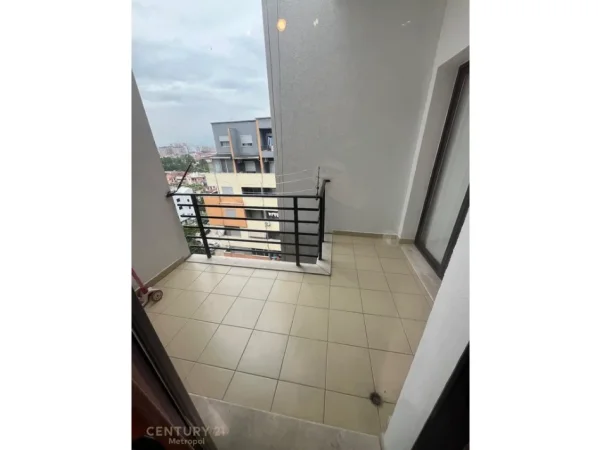 Tirane, jepet me qera apartament 1+1+Ballkon Kati 8, 75 m² 500 € (astir)