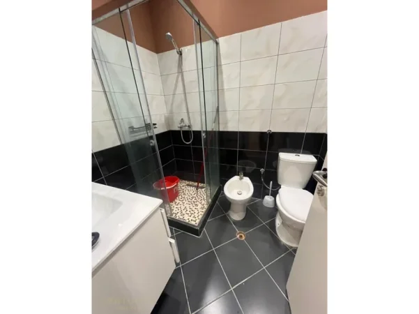 Tirane, jepet me qera apartament 1+1+Ballkon Kati 8, 75 m² 500 € (astir)