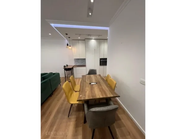 Tirane, jepet me qera apartament 1+1+Ballkon Kati 8, 75 m² 500 € (astir)