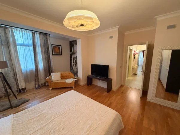 Tirane, jepet me qera apartament 2+1+Ballkon , 120 m² 1.000 € 