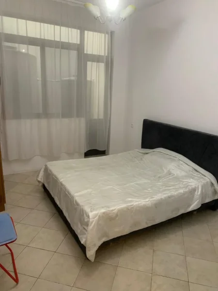 Tirane, jepet me qera apartament 1+1 Kati 1, 70 m² 300 € (Shkoze)