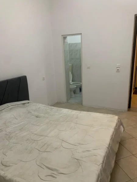 Tirane, jepet me qera apartament 1+1 Kati 1, 70 m² 300 € (Shkoze)