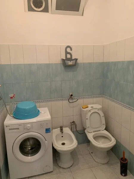 Tirane, jepet me qera apartament 1+1 Kati 1, 70 m² 300 € (Shkoze)