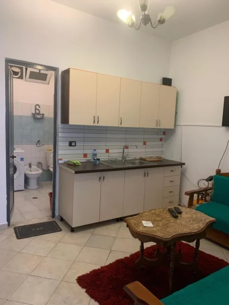 Tirane, jepet me qera apartament 1+1 Kati 1, 70 m² 300 € (Shkoze)