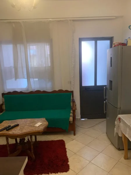 Tirane, jepet me qera apartament 1+1 Kati 1, 70 m² 300 € (Shkoze)