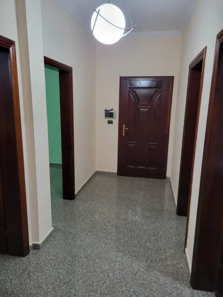 Tirane, jepet me qera apartament 2+1 Kati 1, 102 m² 400 € (Shkoze)