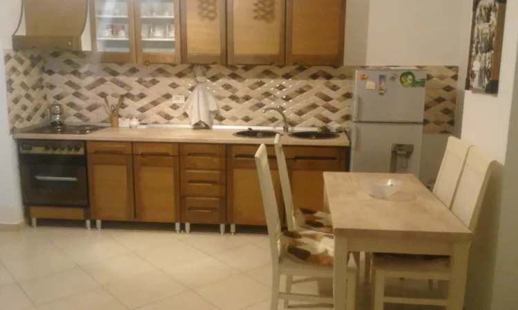 Tirane, jepet me qera apartament 1+1 , 370 € (Kompleksi Garden City)