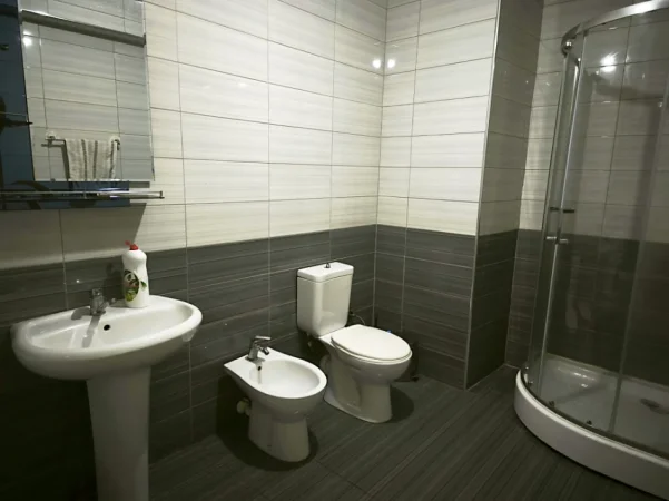 Tirane, jepet me qera apartament 1+1 , 370 € (Kompleksi Garden City)