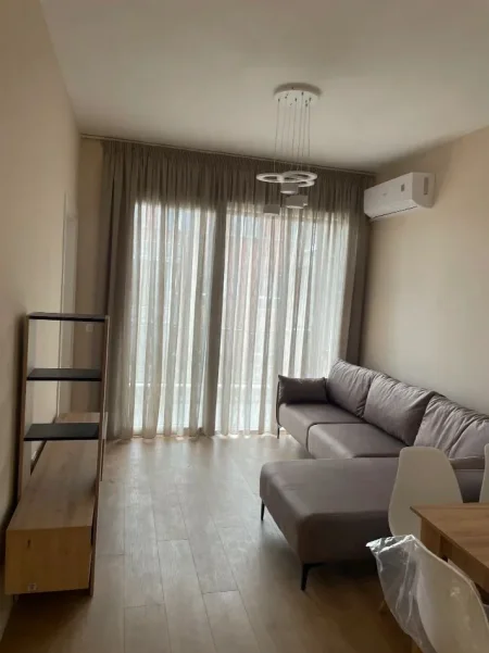 Tirane, jepet me qera apartament 1+1+Ballkon Kati 7, 75 m² 500 € (RRUGA 5 MAJI)