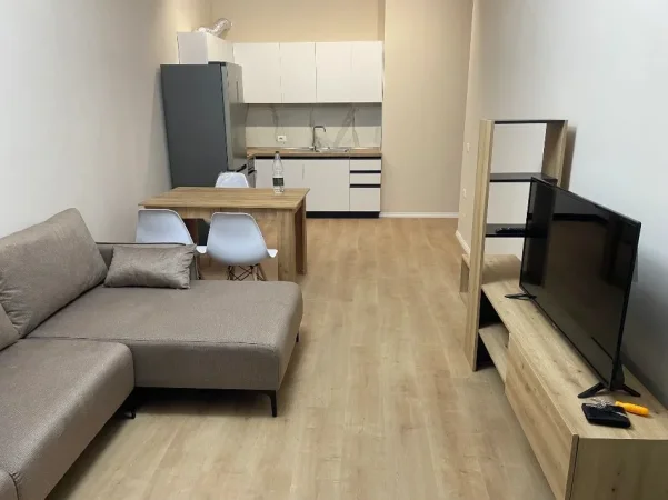 Tirane, jepet me qera apartament 1+1+Ballkon Kati 7, 75 m² 500 € (RRUGA 5 MAJI)