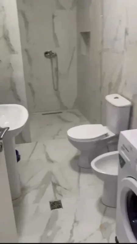 Tirane, jepet me qera apartament 1+1+Ballkon Kati 7, 75 m² 500 € (RRUGA 5 MAJI)