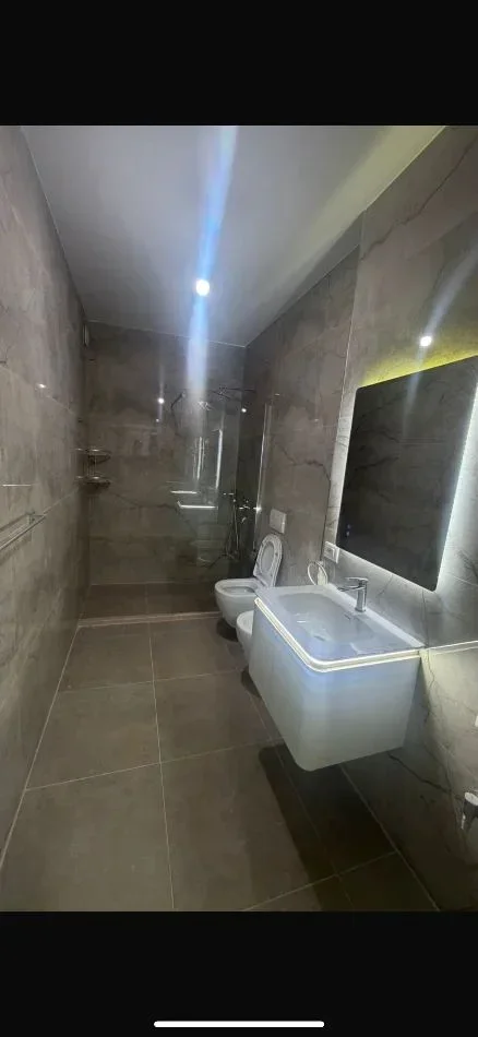 Tirane, jepet me qera apartament 2+1+Ballkon Kati 1, 115 m² 650 € (LAPRAKE)
