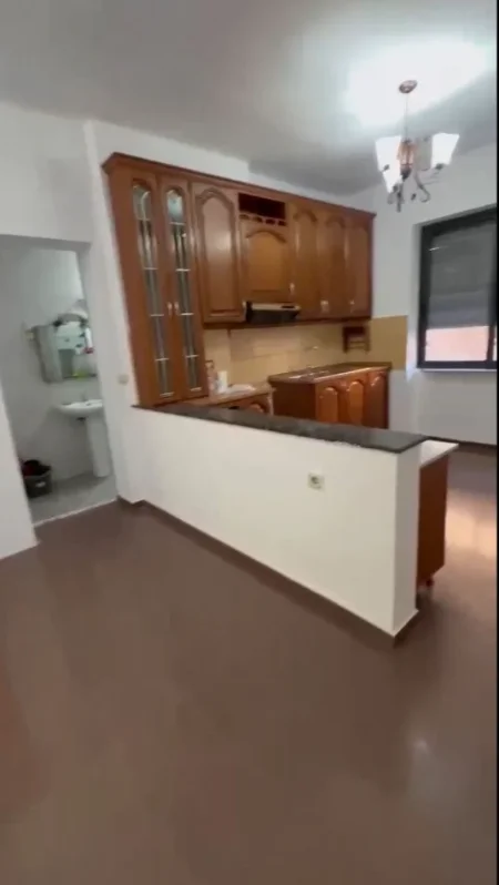 Tirane, jepet me qera ambjent biznesi , 73 m² 1.500 € 
