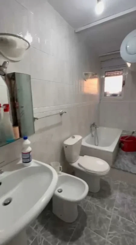 Tirane, jepet me qera ambjent biznesi , 73 m² 1.500 € 