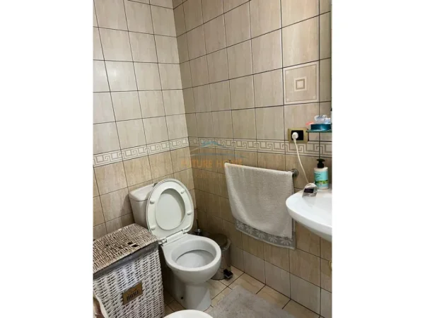 Tirane, jepet me qera apartament 2+1 Kati 10, 125 m² 1.500 € (Blloku)