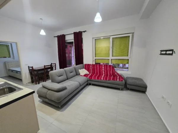 Apartament 1+1 i mobiluar Kompleksi Mangalem 21 Ali Demi 30.000leke (Rruga Pasho Hysa)