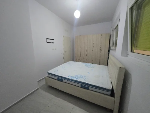 Apartament 1+1 i mobiluar Kompleksi Mangalem 21 Ali Demi 30.000leke (Rruga Pasho Hysa)