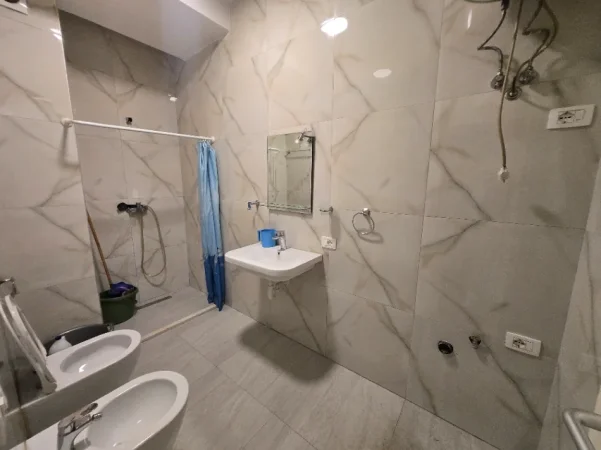 Apartament 1+1 i mobiluar Kompleksi Mangalem 21 Ali Demi 30.000leke (Rruga Pasho Hysa)