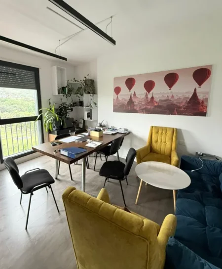 Tirane, jepet me qera zyre , 125 m² 900 € 