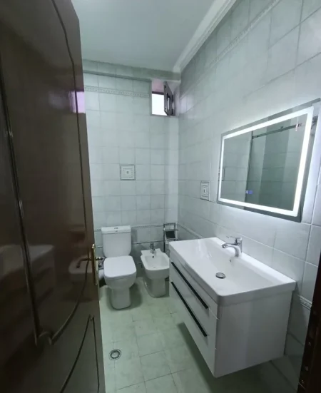 Tirane, jepet me qera apartament 2+1 Kati 6, 110 m² 1.000 € (Ministria e Jashtme)