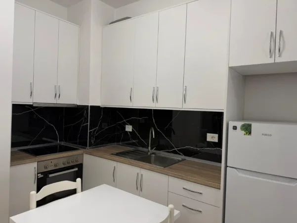 Tirane, jepet me qera apartament 1+1+Ballkon Kati 5, 61 m² 350 € (Kompleksi Kadiu Ali Demi)