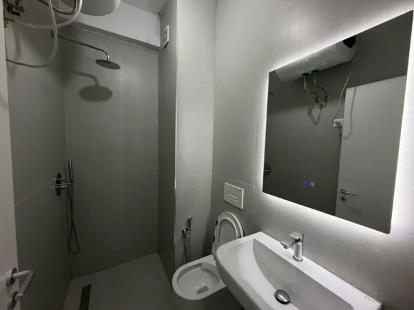 Tirane, jepet me qera apartament 1+1+Ballkon Kati 5, 61 m² 350 € (Kompleksi Kadiu Ali Demi)
