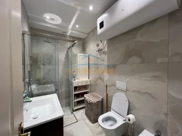 Tirane, jepet me qera apartament 2+1+Ballkon Kati 10, 125 m² 1.500 € (Blloku)