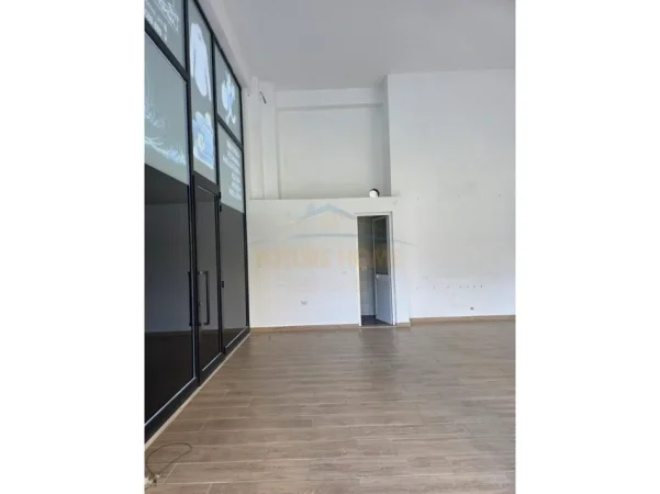Tirane, jepet me qera ambjent biznesi , 57 m² 650 € 