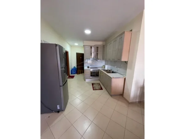 Tirane, jepet me qera apartament 2+1+Ballkon Kati 5, 90 m² 650 € (Rruga e Dibres)