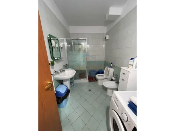Tirane, jepet me qera apartament 2+1+Ballkon Kati 5, 90 m² 650 € (Rruga e Dibres)