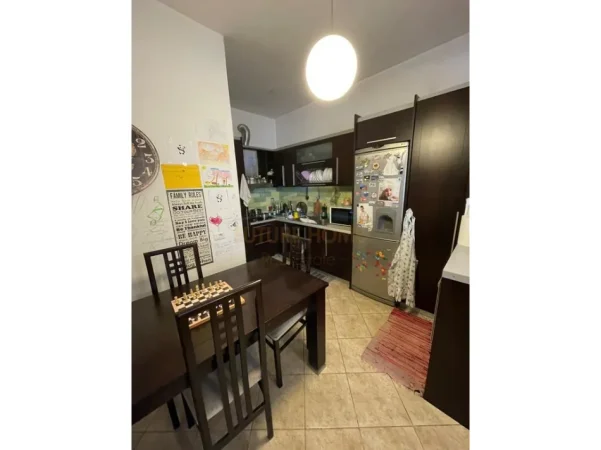 Tirane, shitet apartament 2+1+Ballkon Kati 6, 94 m² 195.000 € (Rruga e Kavajes)
