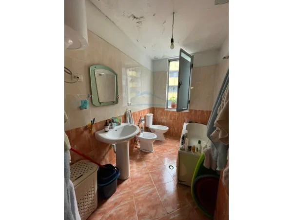 Tirane, shitet apartament 2+1+Ballkon Kati 6, 94 m² 195.000 € (Rruga e Kavajes)