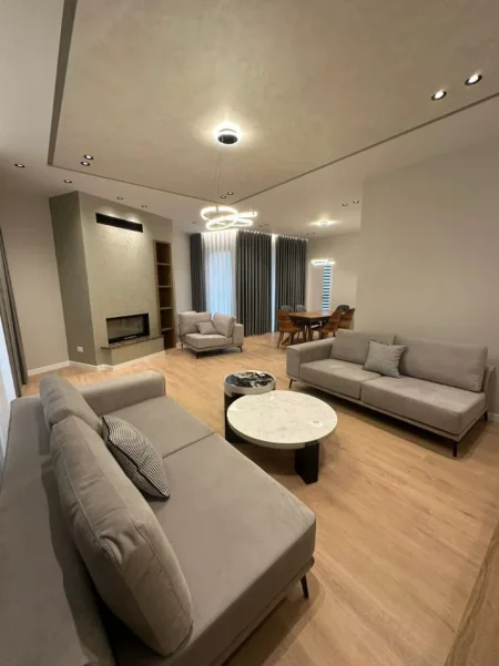 Tirane, jepet me qera Vile 3 Katshe , 300 m² 4.500 € (Liqeni i Thatë, Green Valley Residence)