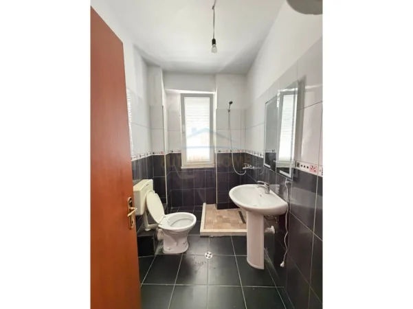Tirane, jepet me qera apartament 2+1+Ballkon Kati 8, 98 m² 450 € (Unaza e Re)