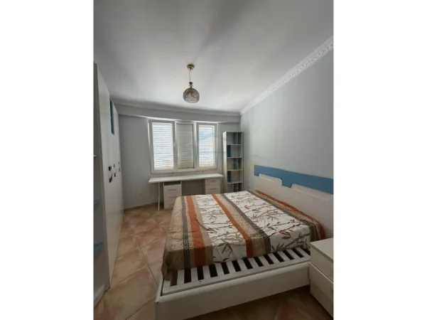 Tirane, jepet me qera apartament 2+1+Ballkon Kati 8, 98 m² 450 € (Unaza e Re)