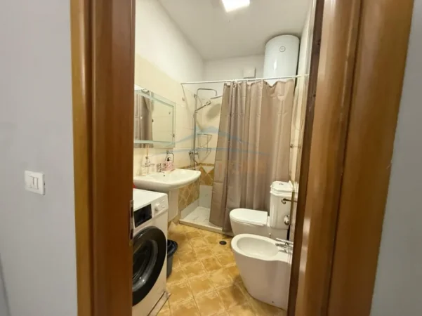 Tirane, jepet me qera apartament 2+1+Ballkon Kati 7, 76 m² 580 € (Xhamlliku)